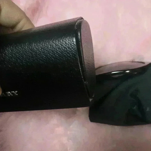 Women Burberry sunglasses no defects main image 3